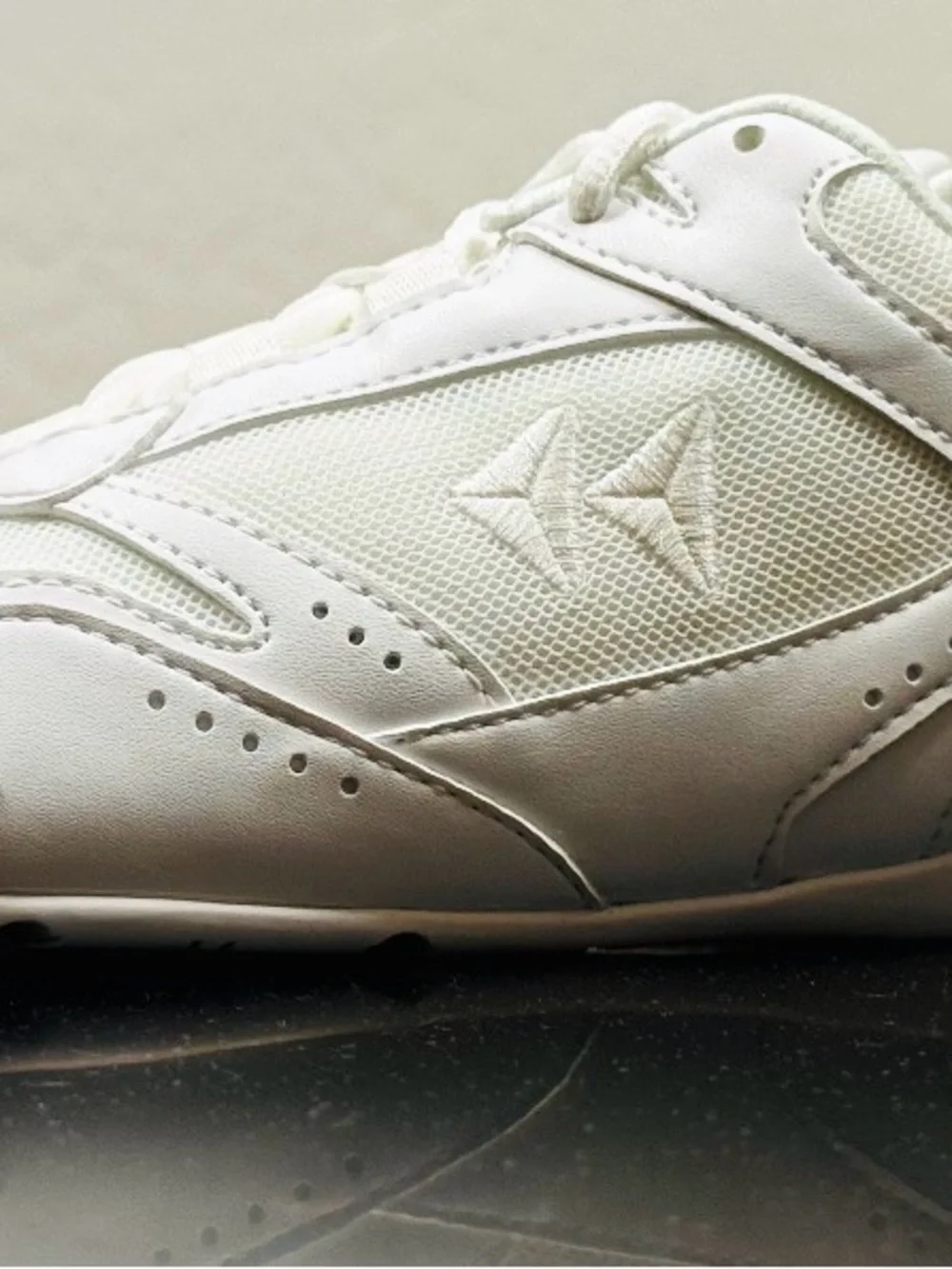 Women’s White Athletic Sneakers with Supportive Mesh Upper